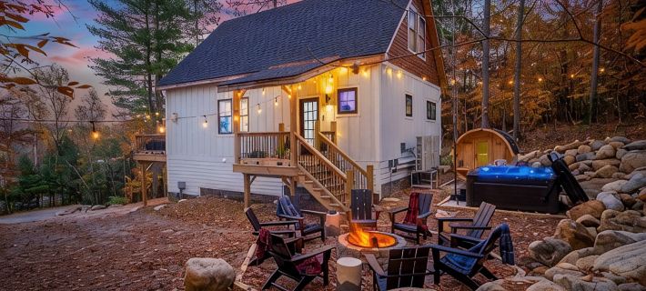 Luxe Retreat: Sleeps 16, Hot Tub, Sauna & Movie Room Hotels in Bethel