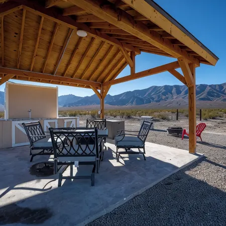 Secluded Western Retreat 3-bedroom house with EV Charger. Close to Death Valley