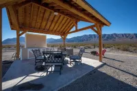 Secluded Western Retreat 3-bedroom house with EV Charger. Close to Death Valley - 3성급