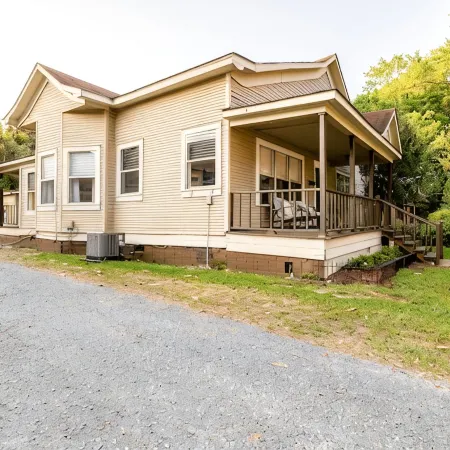 "Clementine at The 403" Historic District Apartment Walkable to Downtown