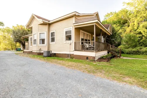 "Clementine at The 403" Historic District Apartment Walkable to Downtown