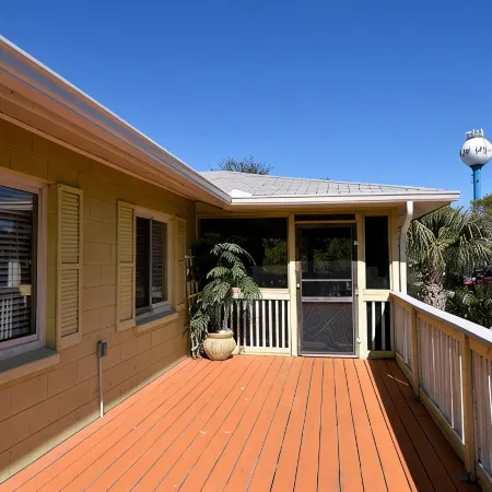 Spacious 2 bedroom apartment with free parking