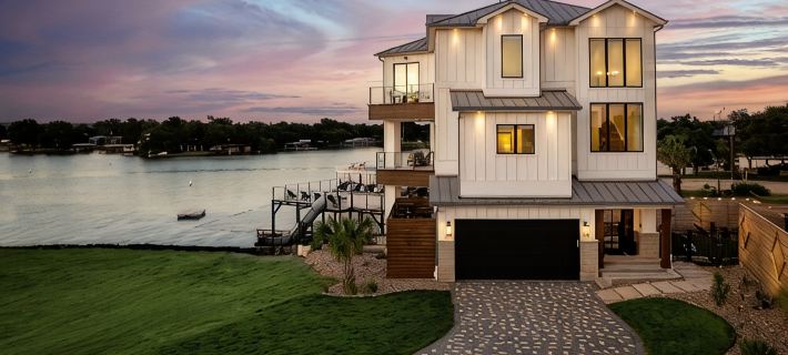 Luxurious Lake Retreat: Sleeps 18, King Suites, Pool, Slide, Sun Deck, Elevator バーネットのホテル
