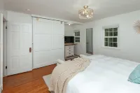 ENTIRE HOME! 5 BEDROOM, 2 BATH, WITH JACUZZI - .2 miles to Iowa State Campus - Homestays