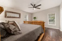 Oak Creek--Hot Tub-Fire Pit-Creekside Exploration Area, Secluded - Homestays