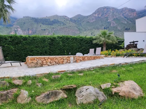 Villa Mariannin: Swimming Pool with Hot Tub in a Private Garden - Villas