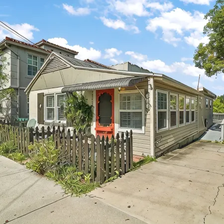 Location! Location! Location! in the Middle of Downtown Mt Dora!