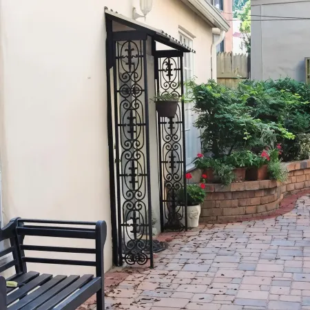 Secluded Cozy Cottage in Historic Downtown