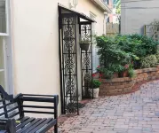 Secluded Cozy Cottage in Historic Downtown - 발코니