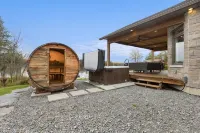 Luxury Beachfront Cottage w Hot tub, Sauna & Bar - Gym