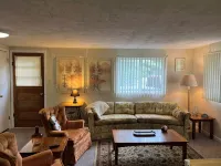 Charming 1-bedroom 1/2 house in soothing St Helen Hideaway with WiFi - Homestays