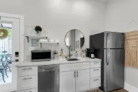 10/10 Rated • Private Garden Cottage Retreat • Minutes to Downtown - Country Houses