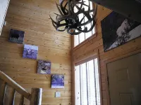 Yellowstone Rustic Luxury Condo Sleeps 11 in an Award Winning Resort - Wifi