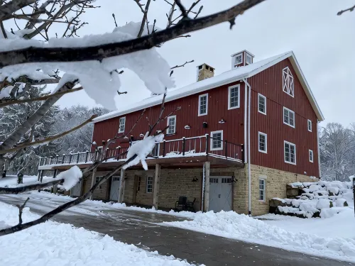 Annabel Lee Barn ~ A Getaway of Warmth & Charm!