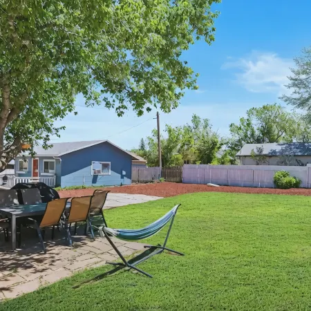 Charming BLue victorian home located blocks away from historical Route 66