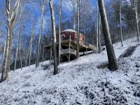 Elevated eclectic yurt with wrap-around porch, hot tub, and mountain view! - シャレー