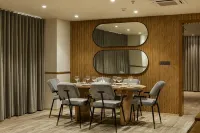Sunday Hotel & Convention Centre by CheckIn, Vadodara - พร้อมอาหารเช้า