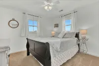 Steps to the Beach. Canal Front with New Dock. Clean, Cozy Getaway.