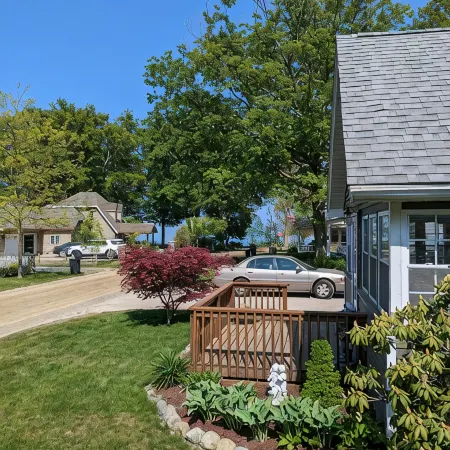 Cozy Pet Friendly Cottage, Partial Water View, Sleeps 7, Half Block from Beach!