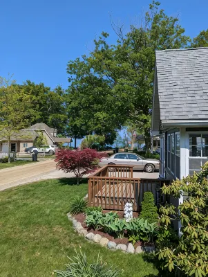 Cozy Pet Friendly Cottage, Partial Water View, Sleeps 7, Half Block from Beach!