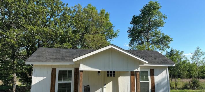 Cozy country cabin with hot tub in Sand Springs on 7 acres w a pond Hotels in Osage County
