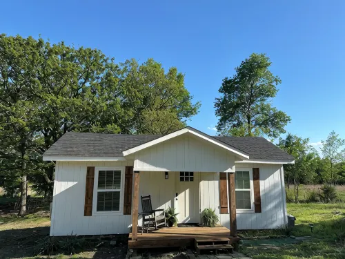 Cozy country cabin with hot tub in Sand Springs on 7 acres w a pond