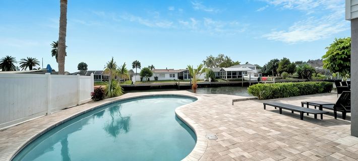 Waterfront Paradise - Modern - Pool & Grill Hotels in Town 'n' Country