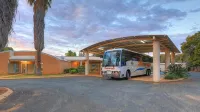 Mulga Country Motor Inn - Parkplatz