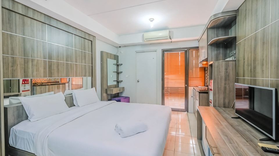 Elegant Studio Apartment @ Metropark Condominium Jababeka by Travelio