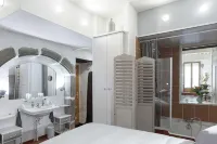 In the heart of the old town, quiet loft with pretty sunny terrace - Kitchens
