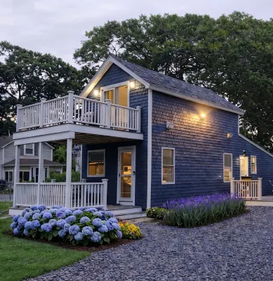 The Loft at Oakland Beach Ask About Off-season Discounts 5 min from Airport.