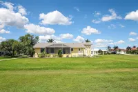 Burnt Store Isles Golf Home, W/Hot Tub/King Bed/Fast WIFI/Unbeatable Location - 3 ดาว