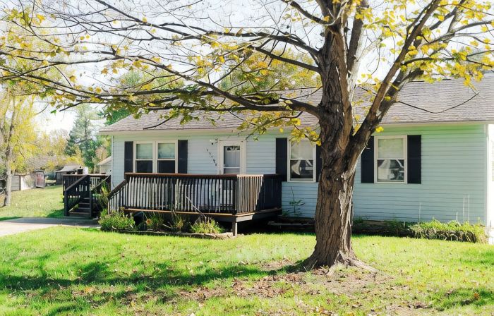 Blue Heron Cottage with Game Room, Deck and Hot Tub!