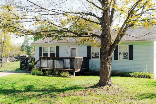 Blue Heron Cottage with Game Room, Deck and Hot Tub!