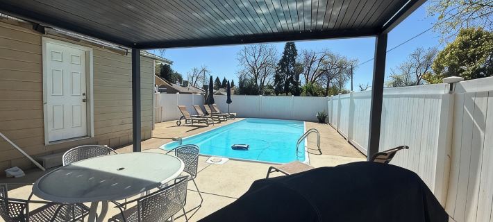 Central 3-bedroom house in Redding with Pool & Vintage Bar Room Hotels in Redding