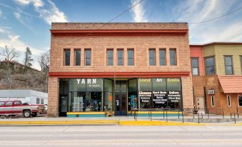 Historic & Modern! Walk to Restaurants, Moccasin Springs + Huge Suite w/ Kitchen