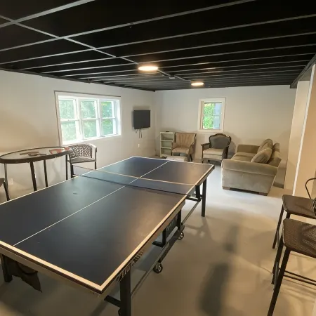 GREAT LOCATION- 4 bedrooms with 2 ensuites. Short walk to beach and town center.
