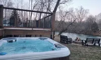 Waterfront Home, 3 BR, 2 Bath, HOT TUB, Pet-Friendly, Fishing, Fire Pit - 4 stjerner