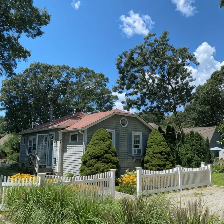 Peaceful Cottage in the Heart of Osterville Village Walk to Shops & Restaurants