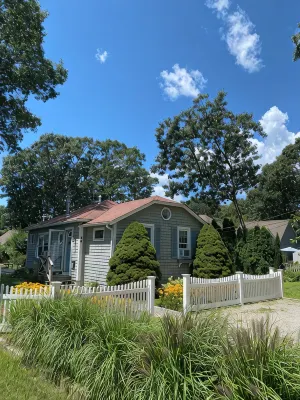 Peaceful Cottage in the Heart of Osterville Village Walk to Shops & Restaurants - Gym