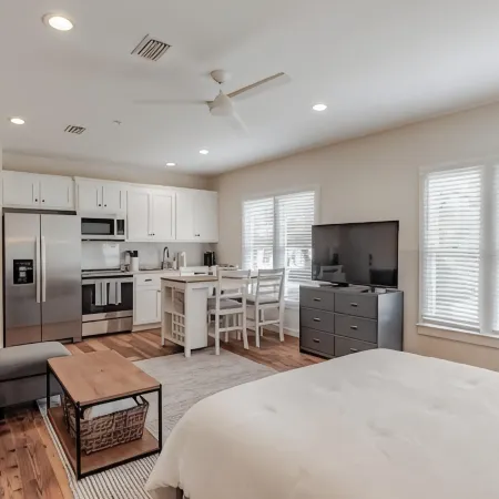 Fantastic studio in Leinkauf Historic District!