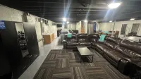SO MUCH FUN! ARCADE, PL TBL, PNG PNG, YARD GAMES, INDOOR AND OUTDOOR POOLS!! - บังกะโล