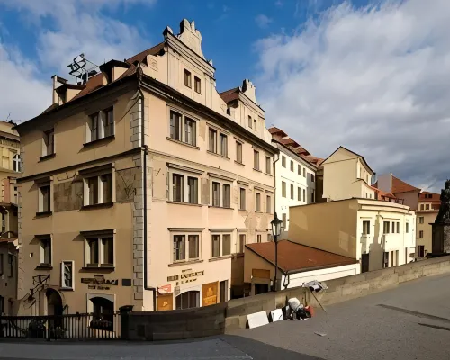 Hotel U 3 Pstrosu Отели рядом с достопримечательностью «Крепость Пражский Град»