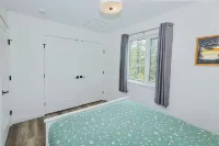 Bright & spacious 1 bedroom suite by the beach! - balcony