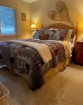 Nestled in the pines on 2 acres, secluded, close-to-nature house. Pet-Friendly! - balcón