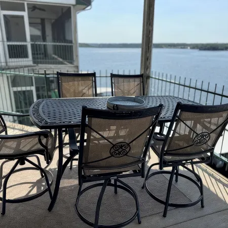 AMAZING TOP FLOOR LAKE VIEWS! UPDATED CONDO, 3 BR/2BA, GREAT LOCATION, 39' SLIP