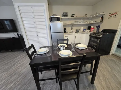 Cozy home on a quiet street minutes to downtown Kingston! - Homestays