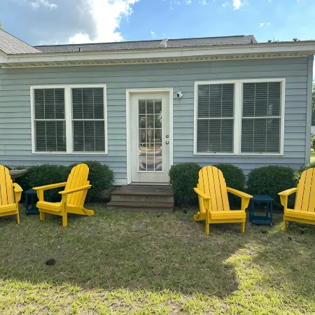 Crabby Nav's Retreat: 3-bedroom house in charming Pawleys Island with WiFi, AC