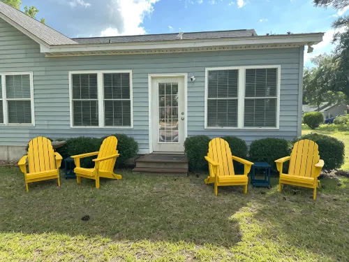 Crabby Nav's Retreat: 3-bedroom house in charming Pawleys Island with WiFi, AC