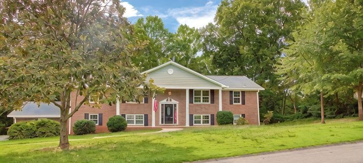 Spacious 5-bedroom, 3-bathroom house with pool table in delightful Rome Hotels in Floyd County